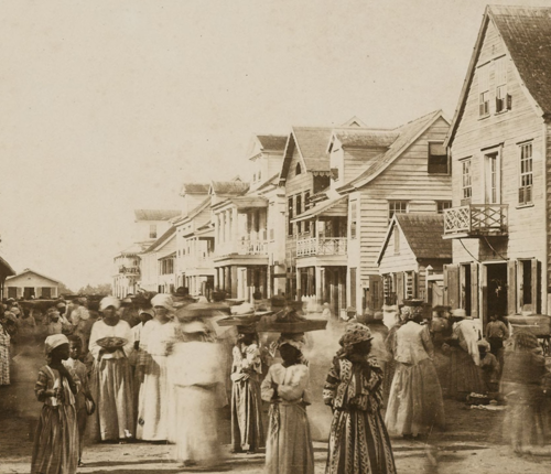 KITLV A72 - De Creolenmarkt aan de Heiligeweg in Paramaribo (Suriname) met aan het eind het kantoor van de Koninklijke West-Indische Maildienst (K.W.I.M.)