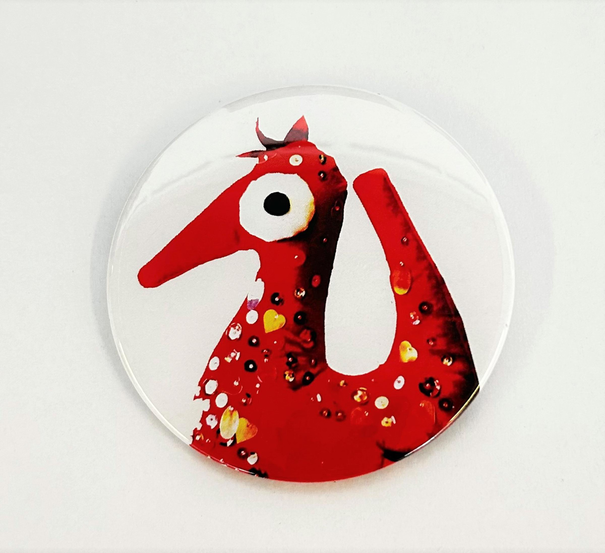 Bas Kosters, button met dier, zonder jaartal, plastic, stof, kraaltjes, pailletten