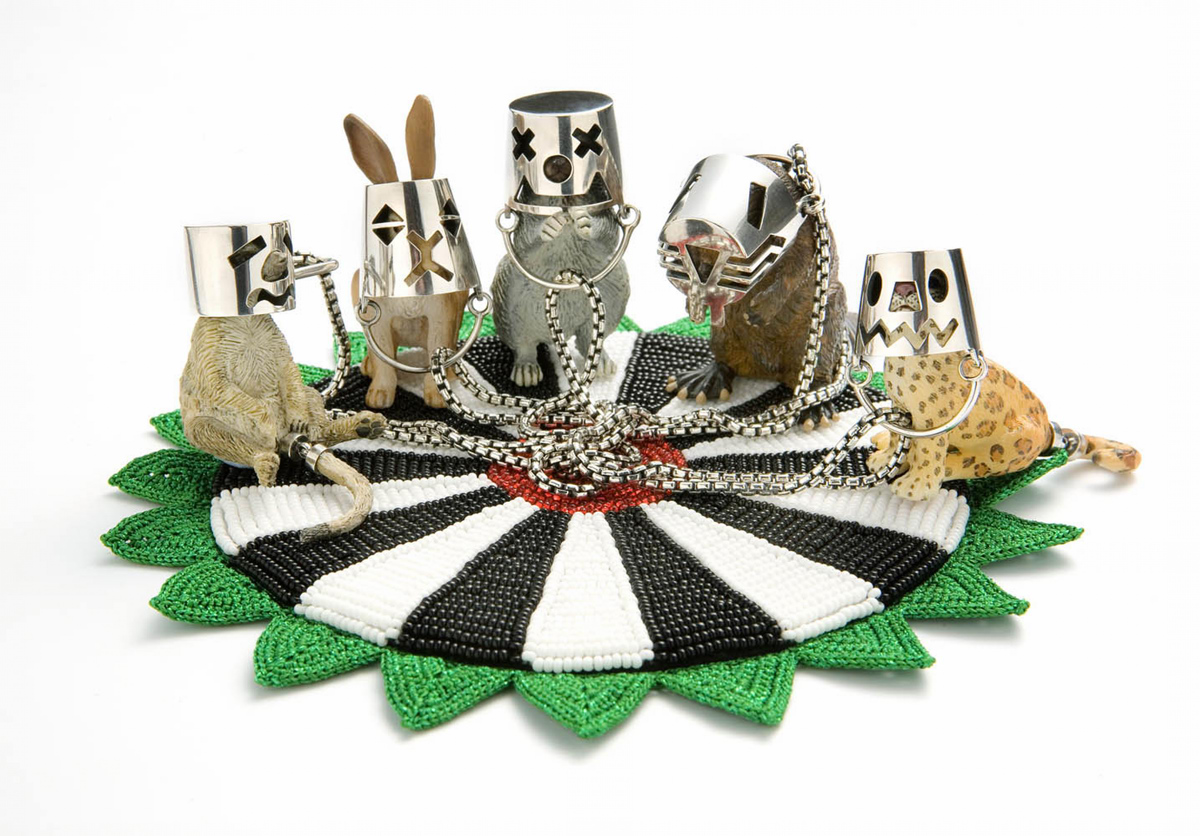 Felieke van der Leest, Incognitos Anonymous, Collier-Object. Zilver, glas, kunststof, textiel