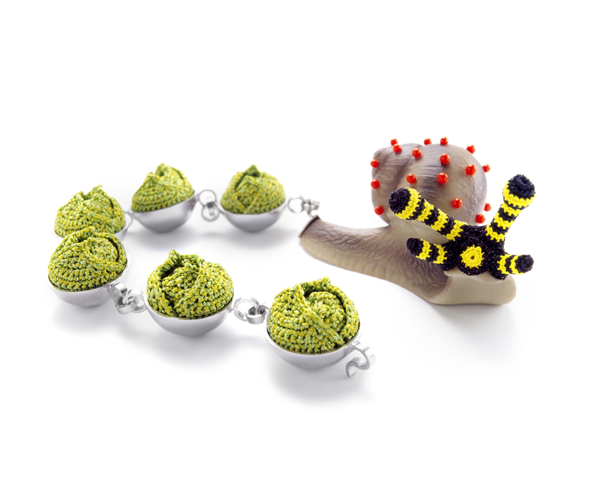 Felieke van der Leest, Slak met spruitjes, Armband van textiel, kunststof, zilver en koraal