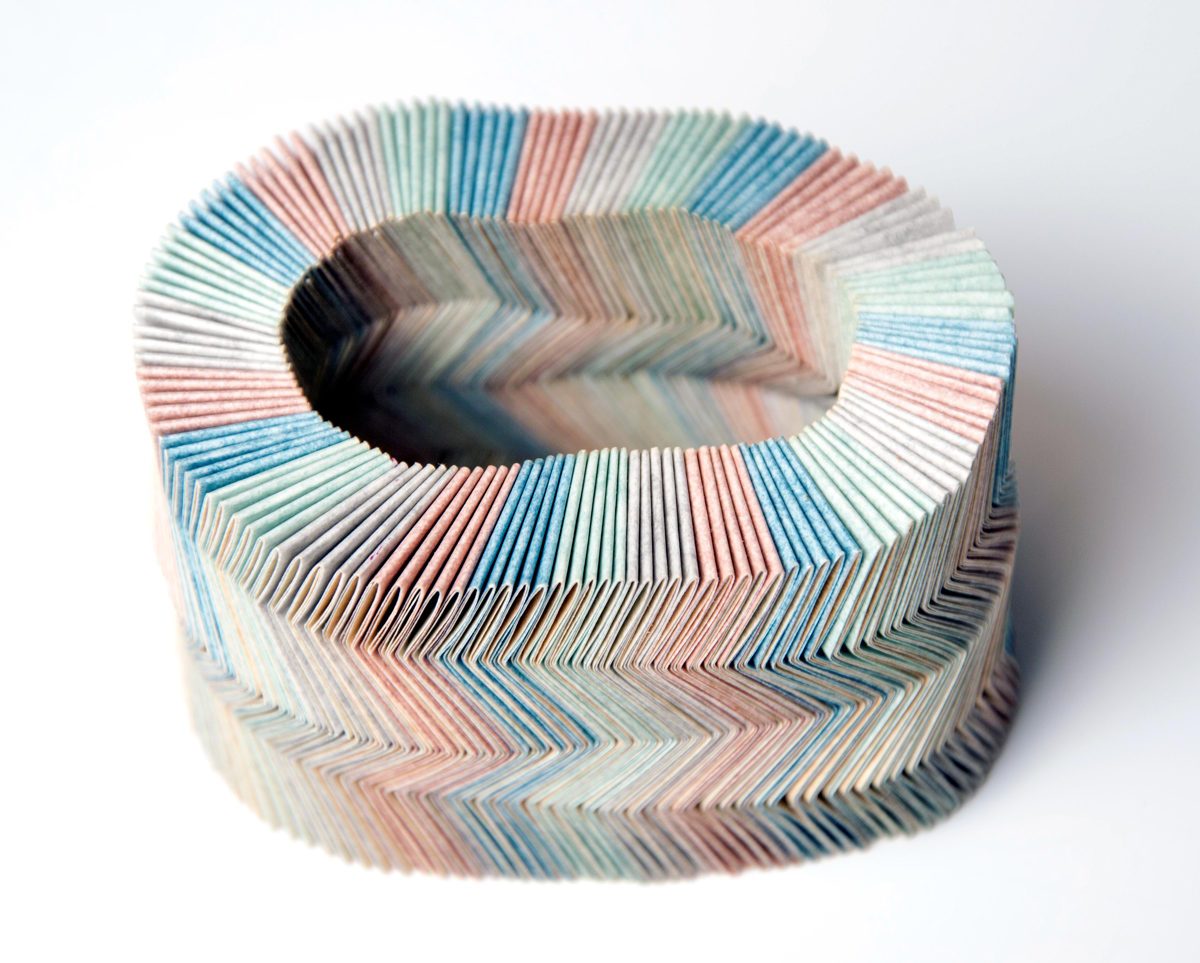Nel Linssen, Armband van gevouwen stroken papier, 1989