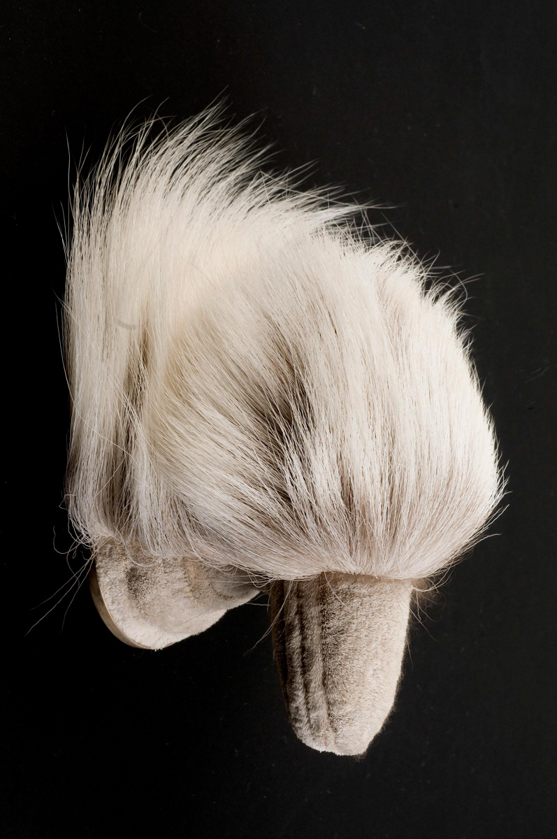 Noon Passama, broche van bont en messing, 2010