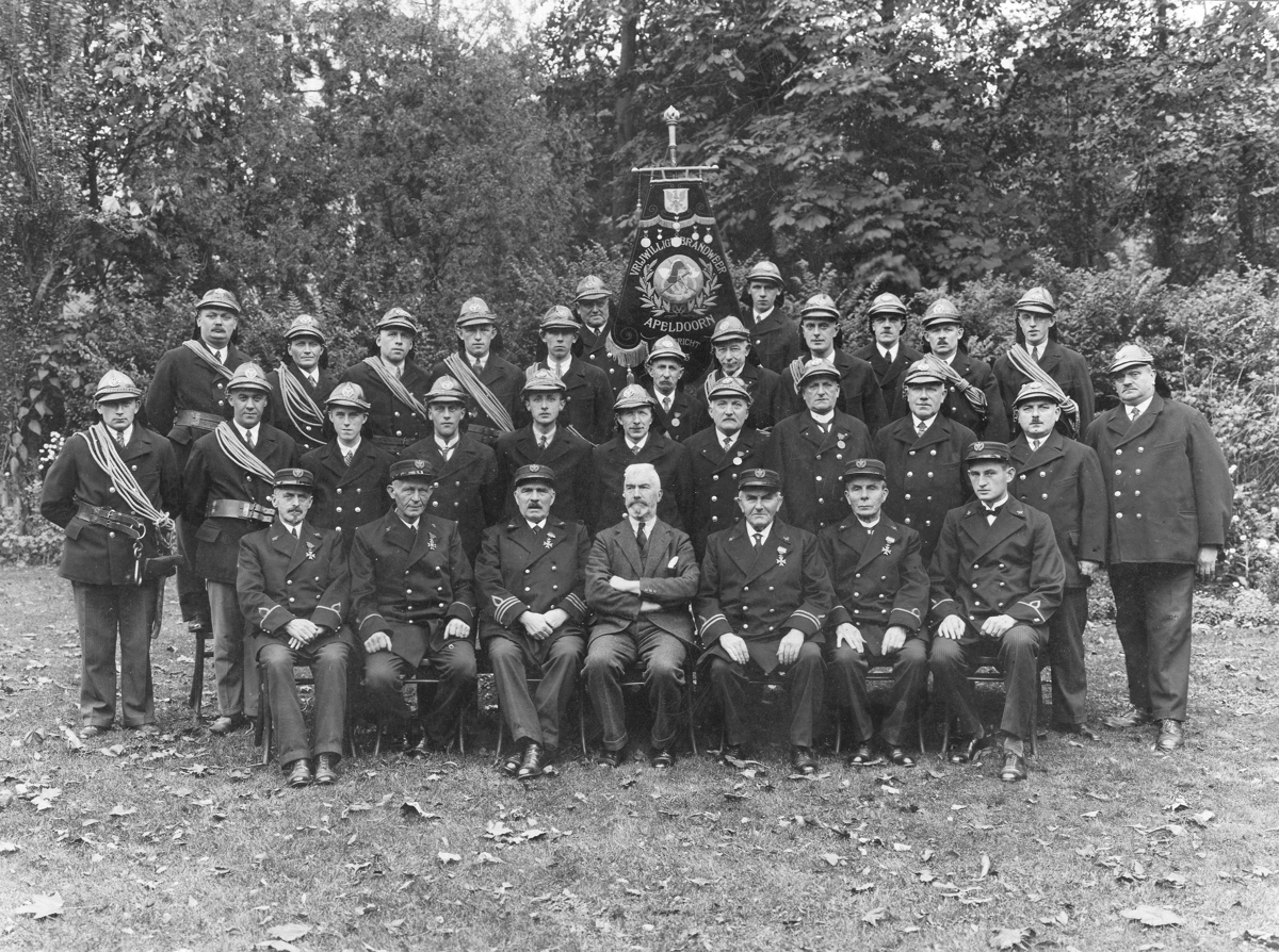 Vijftigjarig bestaan van de Vrijwillige Brandweer Apeldoorn, 1933. Op de foto het voltallige Eerste Apeldoornse Vrijwilligers Corps met in het midden vooraan burgemeester Willem Roosmale Nepveu. Foto: A.C. Stokhuyzen.