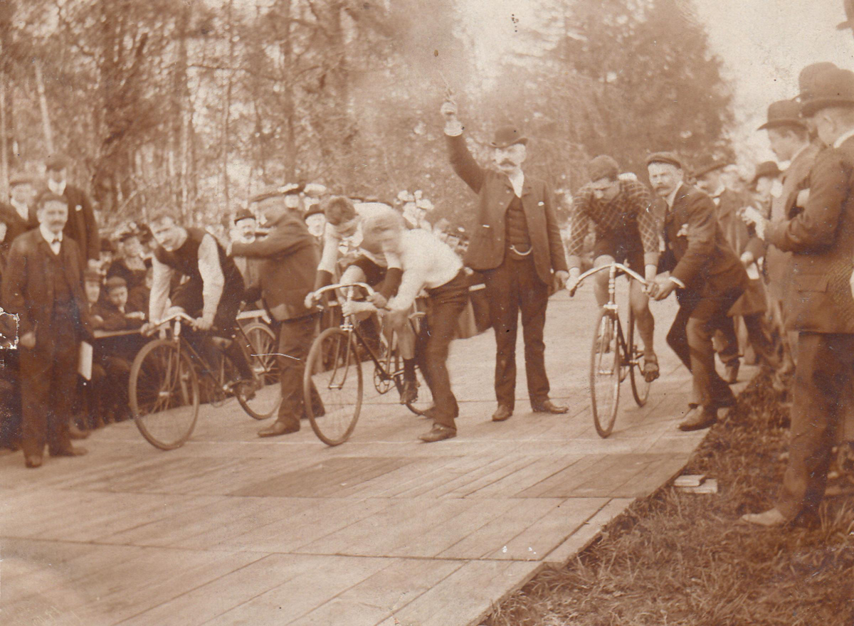 De start van een wielerwedstrijd, 1898. De renner rechts is R.L. de Fielietaz Goethart, lid van de Apeldoornse Wielerclub Zwaluw en beste Apeldoornse renner in zijn tijd.
