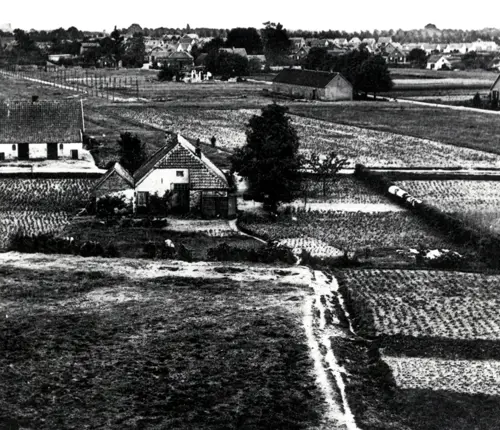De Nieuwe Enk, met over de breedte de Soerenseweg, ca. 1915 | Bron: CODA Archief