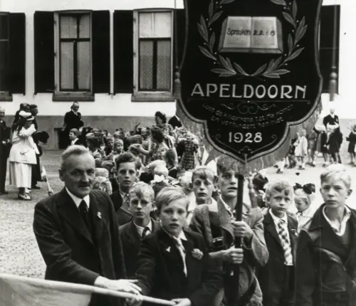 ‘Maak je eigen vaandel’ en rondleiding in het Theehuis