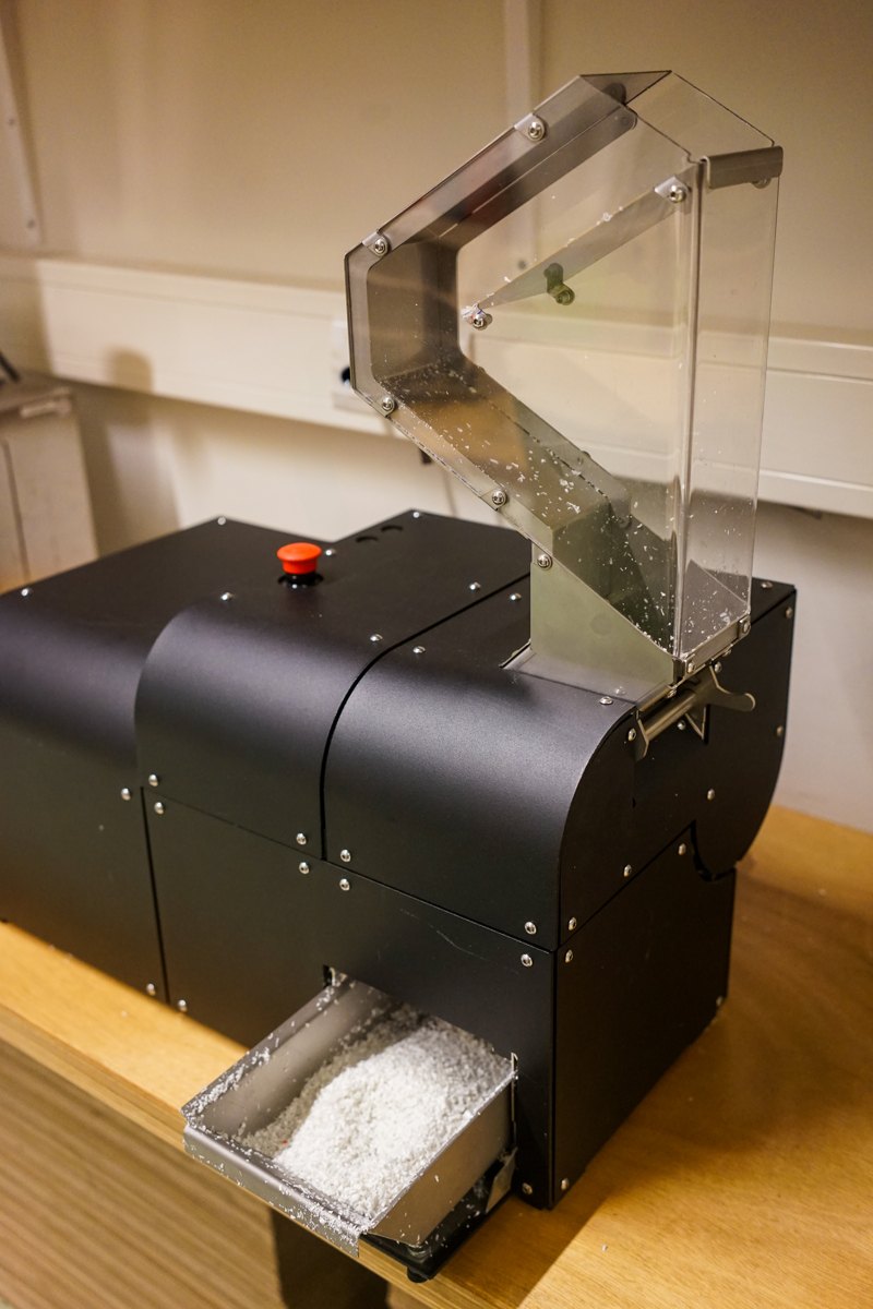 <h3>3Devo Shredder</h3> <p id="isPasted">Deze shredder vermaalt plastic materiaal tot kleinere stukken zodat deze vervolgens verwerkt kunnen worden met bijvoorbeeld de filamentdraaier of door ze te smelten en in een nieuwe vorm te spuiten.</p> <p><strong>Techniek:</strong> Plastic vermalen, (basics, alleen snelcursus vereist) <br><strong>Aanlevering:</strong> Schoon en in kleine stukken plastic</p>