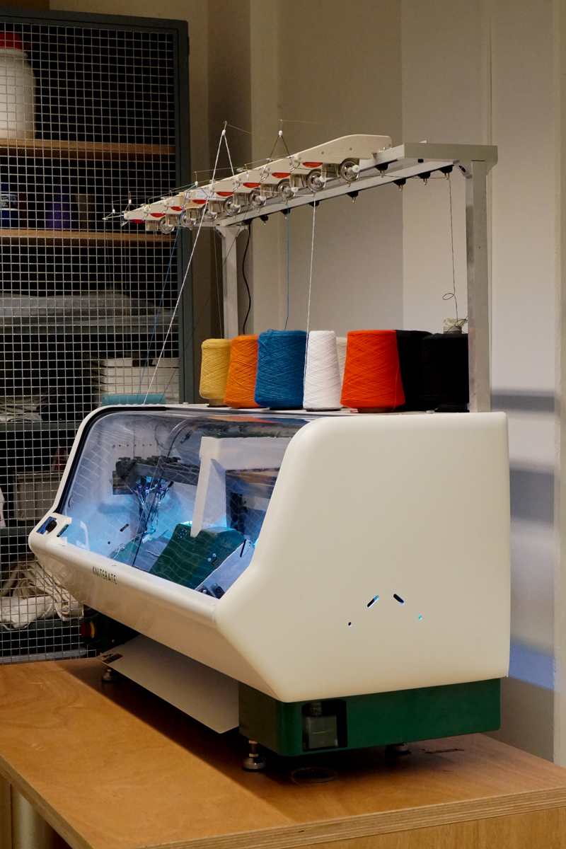 <p>De Kniterate is een compacte digitale breimachine die is ontworpen voor kleine studio’s, makerspaces of scholen. Met de Kniterate is het mogelijk om eigen designs te breien. Denk bijvoorbeeld aan mutsen en sjaals op maat. De breimachine heeft een eigen softwareprogramma dat eenvoudig in gebruik is. Binnen deze software is het mogelijk om sjablonen te gebruiken, aan te passen of een compleet eigen ontwerp te maken.</p><p><strong>Techniek: </strong>digitale breimachine<br><strong>Werkgebied:</strong> 6 feeders (tot zes kleuren breien), 504 naalden (252 per printbed), maximale printbreedte 914 mm <br><strong>Materialen:</strong> wol<br><strong>Software:</strong> Kniterate CAD</p>