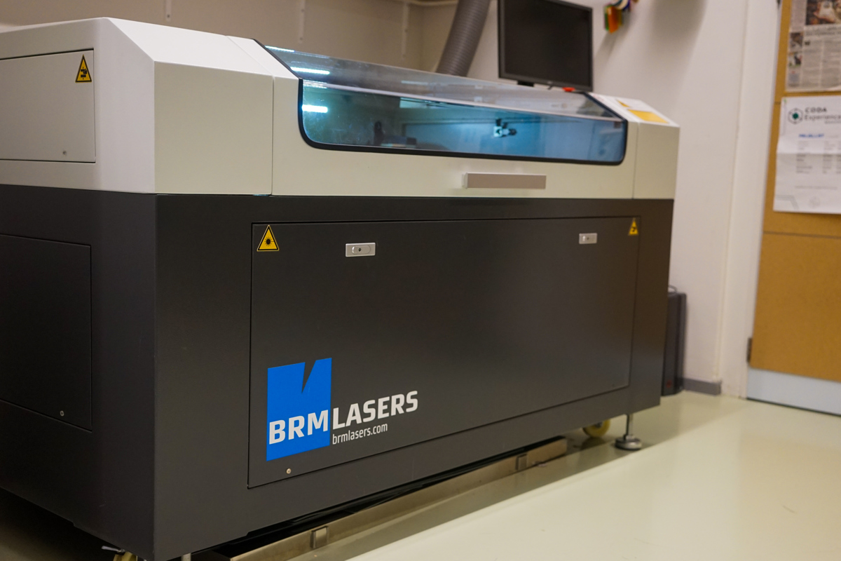 <h3>BRM Lasersnijder 90130</h3> <p id="isPasted">Een lasersnijder kan verschillende materialen graveren en snijden. Bij het snijden brandt de machine met een gebundelde lichtbron (laser) dwars door het materiaal heen. Dit kan met stof, hout, plexiglas en vele andere materialen. Ook het maken van verschillende vormen is mogelijk. Daarnaast heeft de lasersnijder de optie om een afbeelding, tekst of illustratie te graveren; tijdens dit proces brandt de laserstraal alleen het bovenste laagje van het materiaal weg.</p> <p><strong>Techniek:</strong> Lasersnijden en graveren, professional (training vereist) <br><strong>Werkgebied:</strong> 130 x 90 cm <br><strong>Software:</strong> Ontwerpen met vector graphic software zoals Illustrator, CorelDraw, Inkscape, aansturing met Laserwork en/of LightBurn</p>