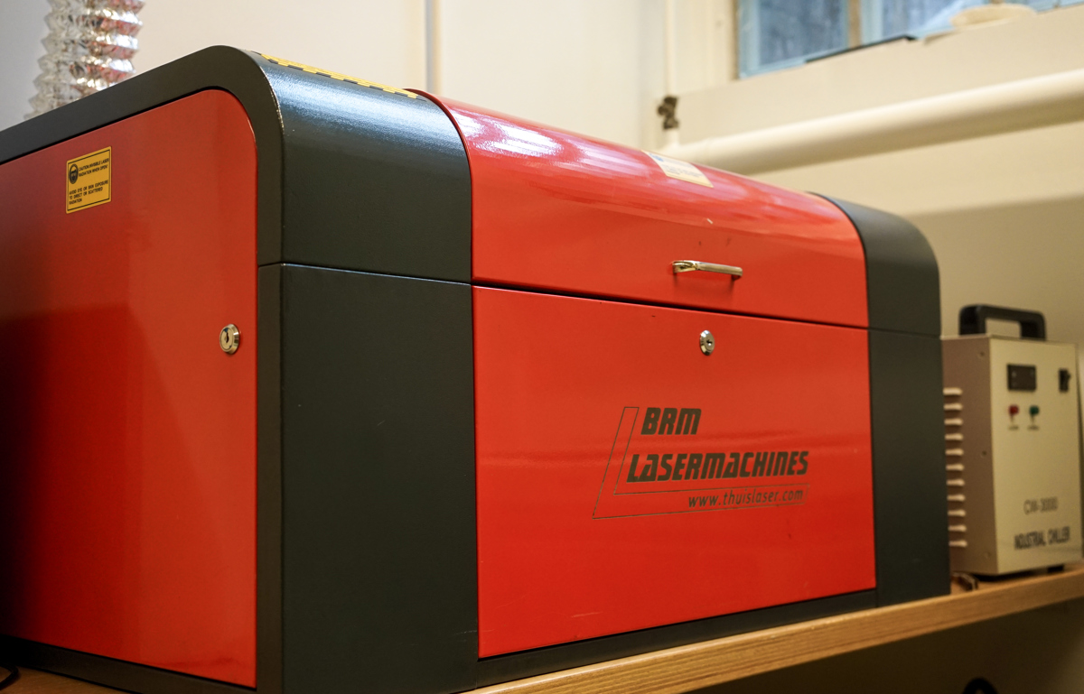 <h3>BRM Thuislaser</h3> <p id="isPasted">Ook de kleine lasersnijder kan secuur op maat snijden en prachtige designs graveren. Ontdek de mogelijkheden van verschillende materialen en vormen. Deze lasersnijder is het kleine broertje van de XL-variant met een kleiner werkgebied en lager wattage. De machine heeft al een aantal trouwe dienstjaren op zijn naam staan in het CODA FabLab, waar onder andere diverse kunstenaars hem hebben gebruikt bij de totstandkoming van nieuwe werken. De kleine lasersnijder wordt ook regelmatig ingezet binnen het activiteitenprogramma van CODA.</p> <p><strong>Techniek:</strong> Lasersnijden en graveren, (basics, alleen snelcursus vereist) <br><strong>Werkgebied:</strong> 30 x 50 cm <br><strong>Software:</strong> Ontwerpen met vector graphic software zoals Illustrator, CorelDraw, Inkscape, aansturing met Laserwork</p>