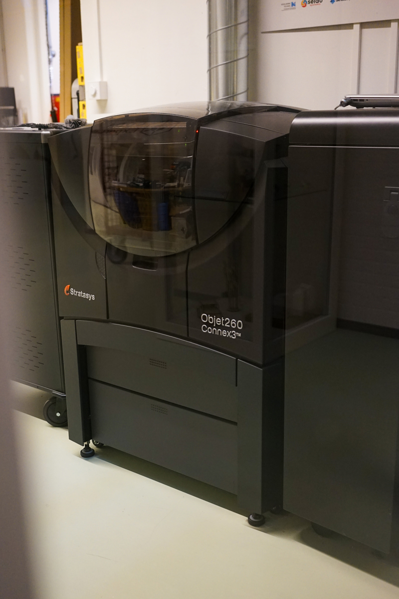 <h3 id="isPasted">Stratasys Polyjet 3D-printer</h3> <p>Met deze 3D-printer is het mogelijk om in diverse kleuren te printen. In totaal kunnen er drie verschillende materialen/kleuren gemengd worden. De machine maakt gebruik van oplosbaar ondersteuningsmateriaal waardoor het mogelijk is om complexe designs te realiseren met een laagdikte van 0,0015 mm.</p> <p><strong>Techniek:</strong> 3D printen, professional (training vereist) <br><strong>Werkgebied:</strong> 23 x 23 x 23 cm <br><strong>Materialen:</strong> Polymeer – diverse kleuren, high-temp, transparant, rubber <br><strong>Software:</strong> GrabCAD Print, aanleveren in .stl of .obj</p>
