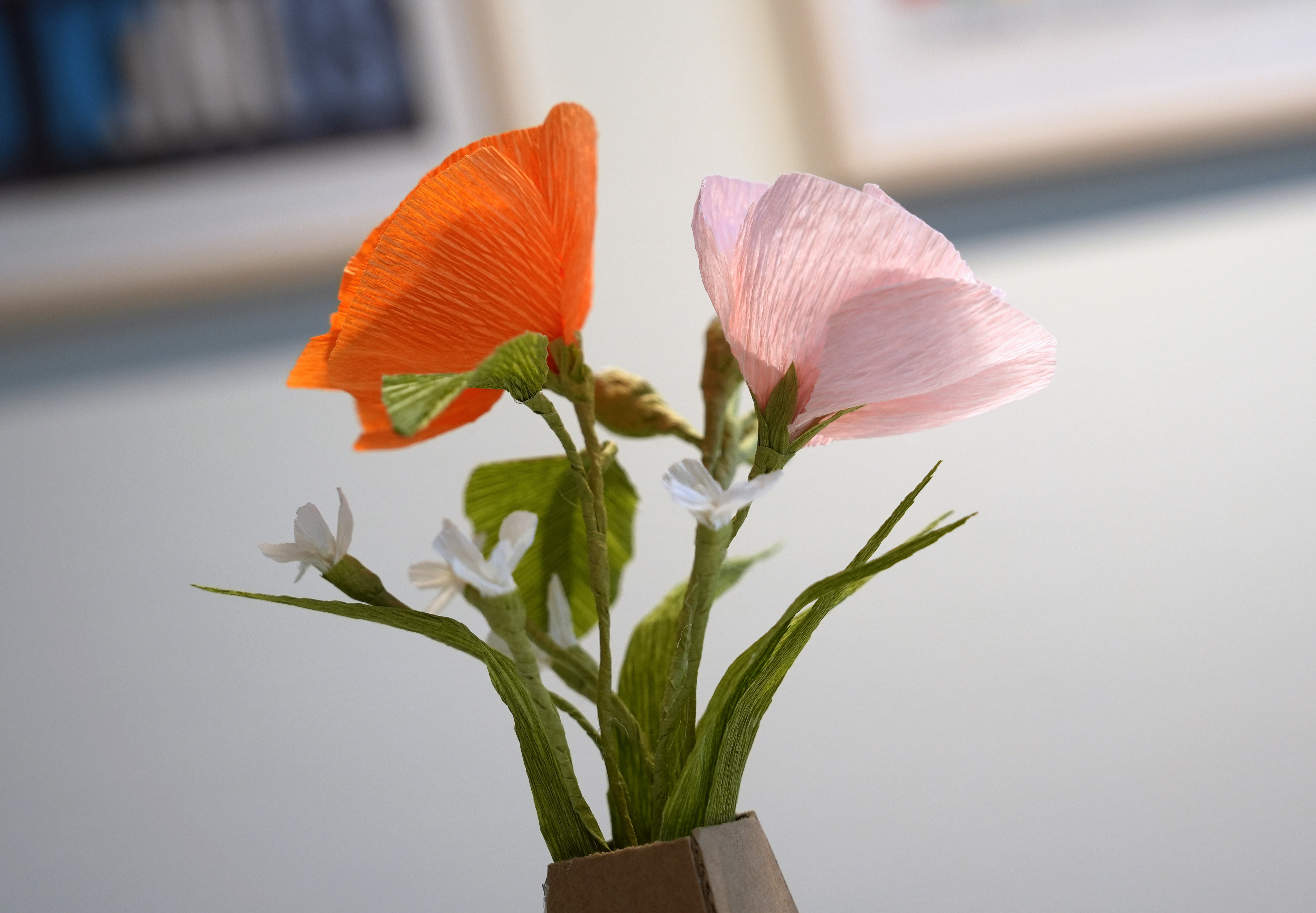 Bloemen bloeien uit papier