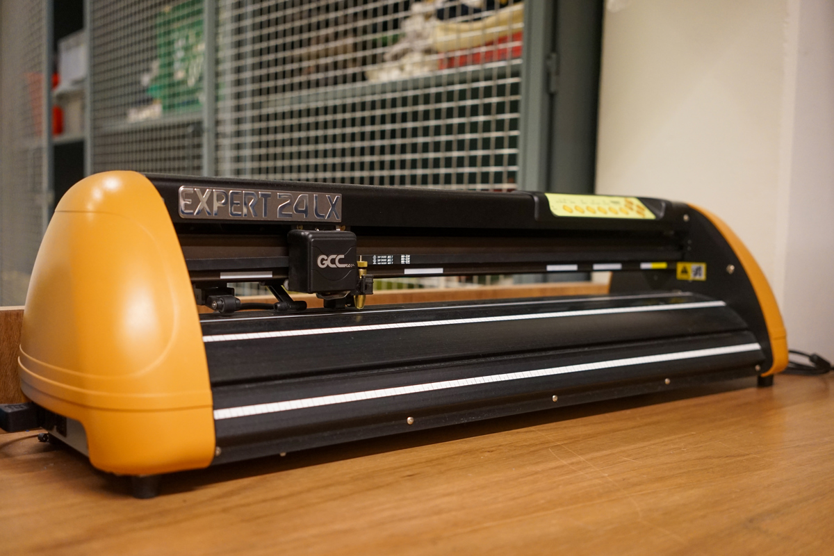 <h3>Expert 24LX Vinylsnijder</h3> <p id="isPasted">Met de vinylsnijder kan stickerfolie, flexfolie en flockfolie in een gewenste vorm worden gesneden. De machine maakt gebruik van een vectorbestand waarmee teksten, logo’s en illustraties gemakkelijk uitgesneden kunnen worden.</p> <p><strong>Techniek:</strong> Plotten, (basics, alleen snelcursus vereist) <br><strong>Werkgebied:</strong> Tot 70 cm breed, lengte afhankelijk van de rol <br><strong>Software:</strong> Ontwerpen met vector graphic software zoals Illustrator, CorelDraw, Inkscape, aansturing met CutCreator</p>