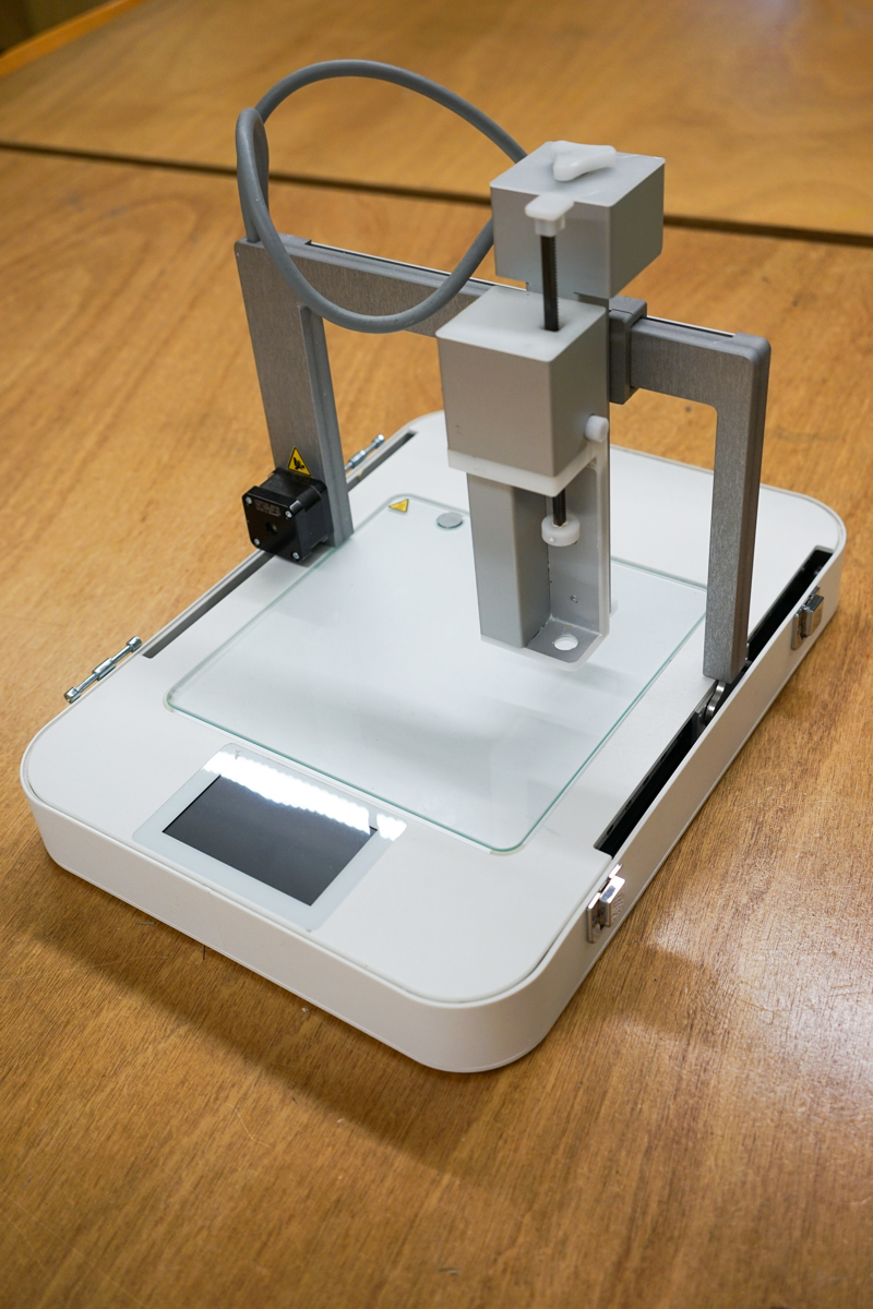 <h3>Foodprinter</h3> <p id="isPasted">Met de foodprinter kan een (eetbare!) pasta-achtige gelei worden geprint, zoals smeerbare chocolade, boter of hummus. Een spuit wordt gevuld met het geselecteerde materiaal. De machine beweegt heen en weer waardoor de spuit langzaam wordt leeggedrukt. Het is ook mogelijk om andersoortige pasta’s te printen zoals keramiek en papierpulp.</p> <p><strong>Techniek:</strong> Paste printing, (basics, alleen snelcursus vereist) <br><strong>Software:</strong> Slic3r, aanleveren in .stl</p>