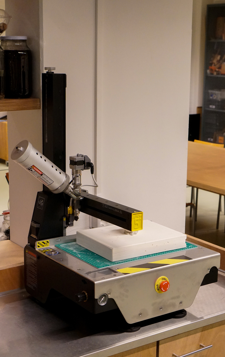 <h3>Vormvrij Lutum 5m Clay-printer</h3> <p id="isPasted">Deze 3D-printer biedt de mogelijkheid om met diverse soorten klei te printen. Het merk LUTUM 3D-kleiprinter is de huidige standaard voor 3D-kleiproductie. Deze printer is de perfecte machine voor een productie in een kleine pottenbakkersstudio en is heel geschikt voor het maken van unica’s.</p> <p><strong>Techniek:</strong> 3D printen, professional (training vereist) <br><strong>Werkgebied:</strong> 250 x 250 x 400 cm <br><strong>Materialen:</strong> Klei <br><strong>Software:</strong> Prusa Slicer (aanbevolen), aanleveren in .gcode</p>