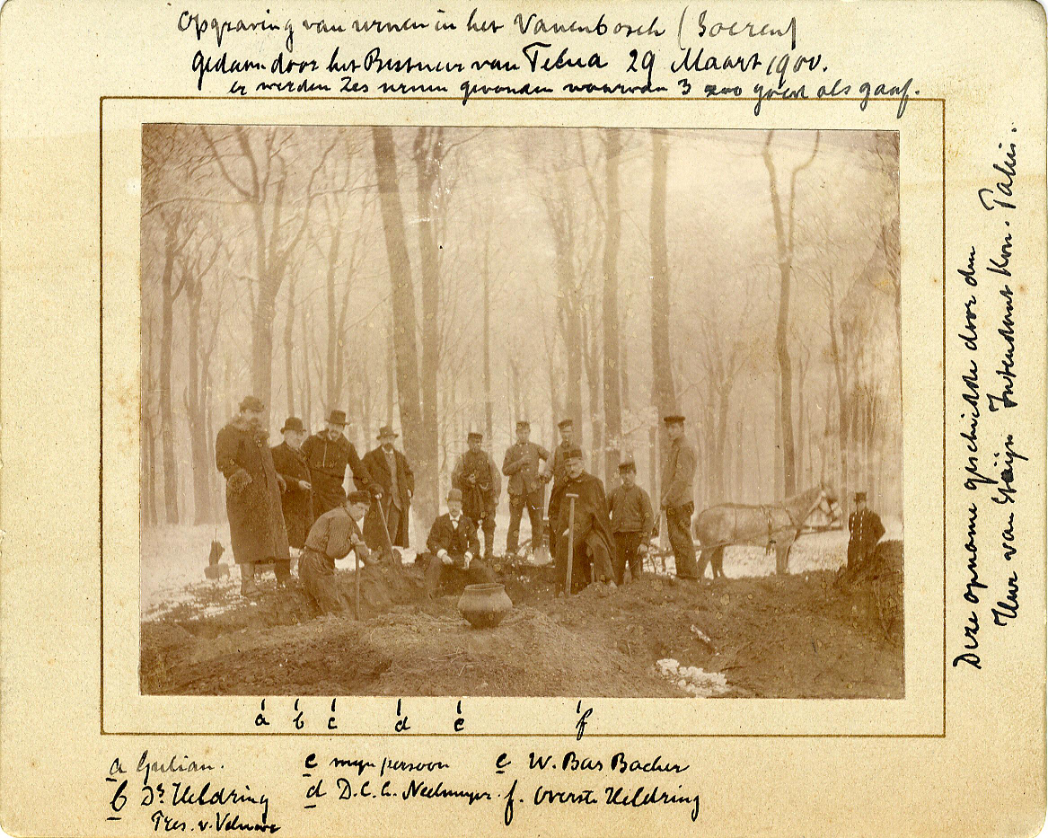 Opgraving van urnen in het Vanenbosch gedaan door het Bestuur van Felua_Foto Felua Archief_2931900 (De opname werd gemaakt door de heer Van Steijn, Intendant Koninklijk Paleis)