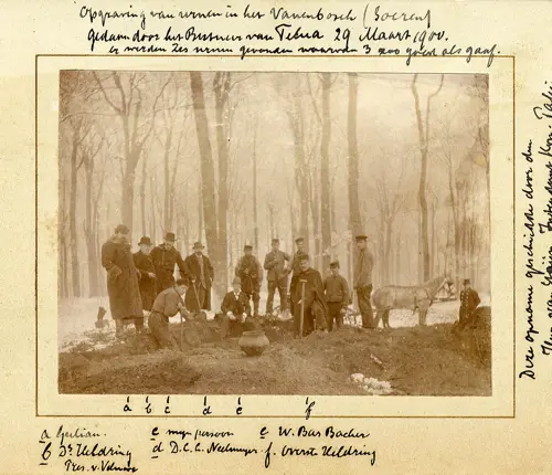 Opgraving van urnen in het Vanenbosch gedaan door het Bestuur van Felua_Foto Felua Archief_2931900 (De opname werd gemaakt door de heer Van Steijn, Intendant Koninklijk Paleis)