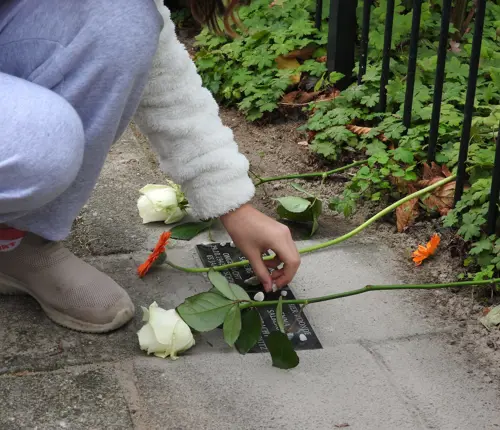Gedenksteenlegging en afsluiting